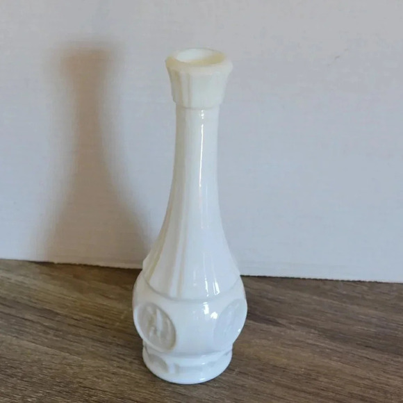 Vintage  Milk Glass Eagle Vase - Picture 3 of 8